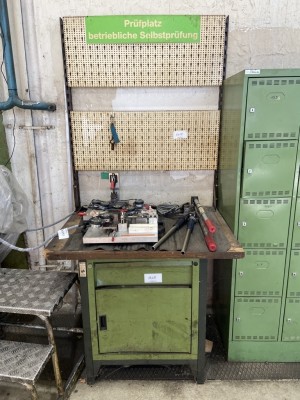 1 Werkbank mit Werkzeugrückwand